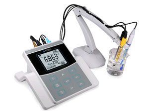  Máy đo pH/mV/độ dẫn/TDS/Độ mặn/Trở kháng/Nhiệt độ để bàn PC820 APERA