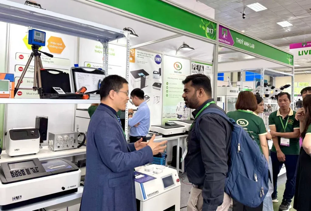 Các chuyên gia tại Thùy Anh Lab trao đổi hỗ trợ người dùng xử lý các vấn đề, đưa ra những giải pháp vận hành hiệu quả