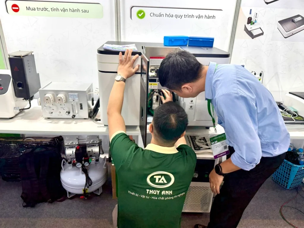 Khách hàng được chuyên gia trực tiếp hướng dẫn