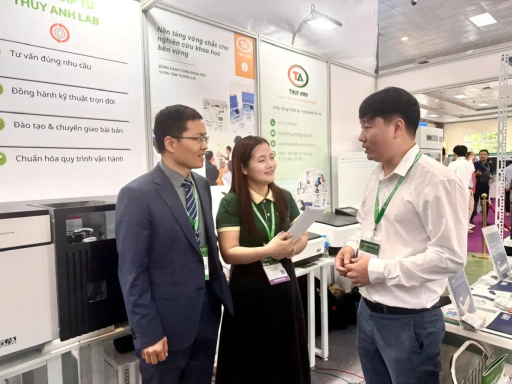 Giám đốc công ty Thùy Anh chia sẻ cùng CEO PEAK Instrument