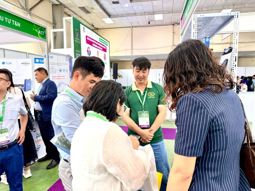Khách tham quan chia sẻ các bài toán thực tế để cùng chuyên gia tìm giải pháp