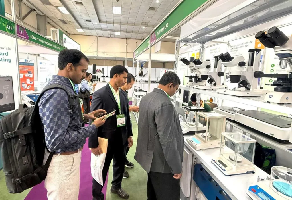Khách hàng tham quan các thiết bị tại gian hàng của Thùy Anh Lab
