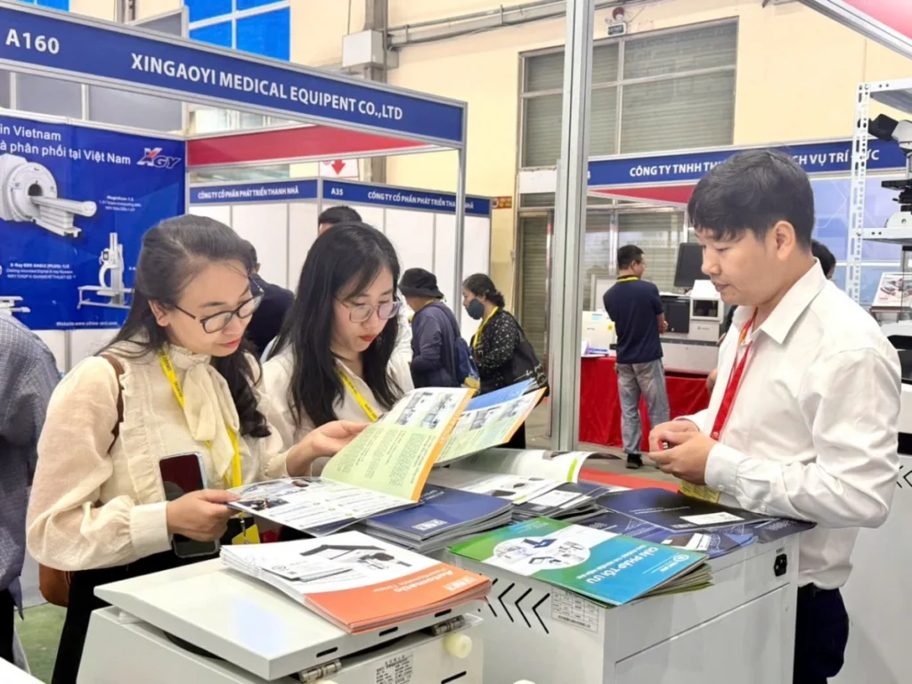 Khách hàng hiểu rõ cách vận hành và ứng dụng thực tế dưới sự hướng dẫn của nhân viên kỹ thuật Công ty Thùy Anh 