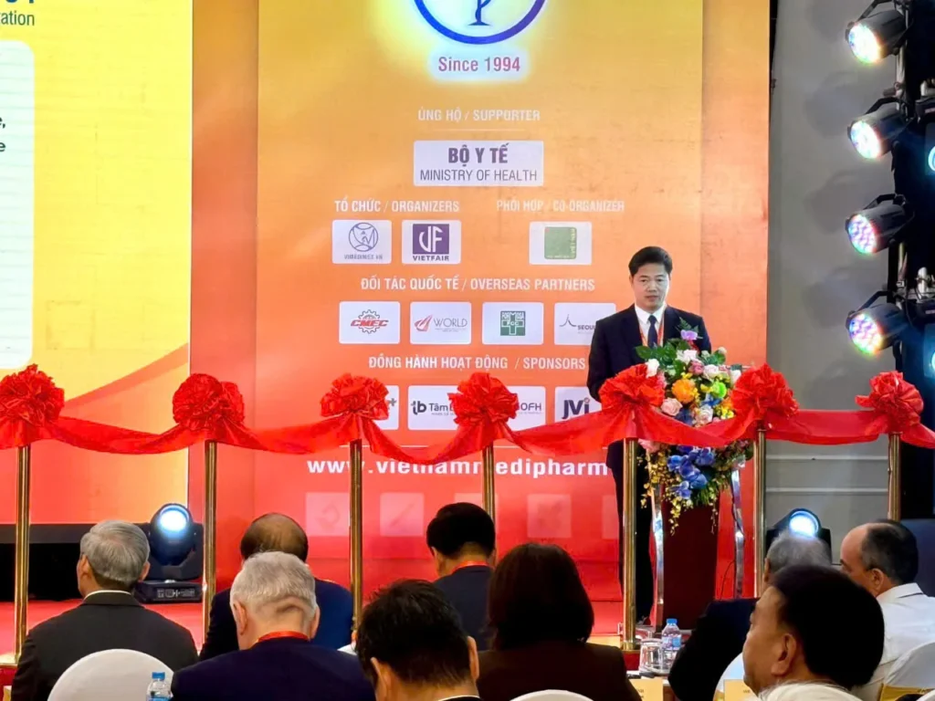 Tiến sĩ, bác sĩ Vũ Mạnh Hà - Thứ trưởng thường trực Bộ Y tế đọc diễn văn khai mạc triển lãm