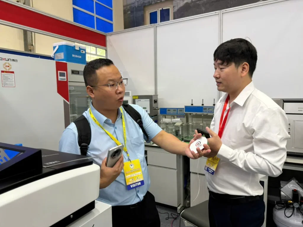 Nhân viên kỹ thuật Thùy Anh hướng dẫn và thao tác thiết bị cho khách tham quan tại gian hàng