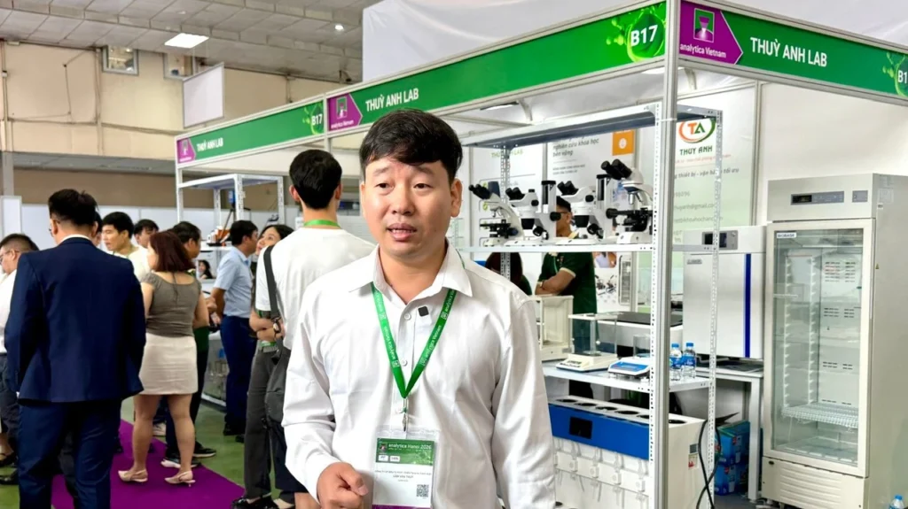 Ông Lâm Văn Thùy, Giám đốc Công ty Thùy Anh Lab chia sẻ tại triển lãm về nâng cao giải pháp thiết bị phòng thí nghiệm