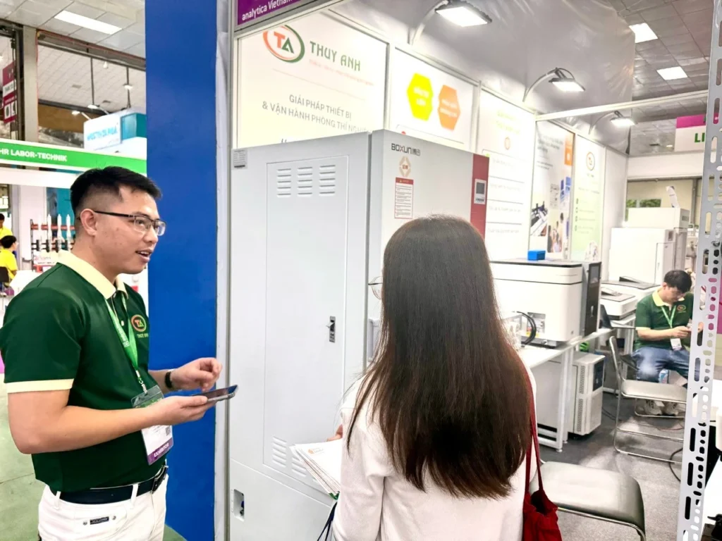 Tại Analytica Hanoi 2026 khách hàng chia sẻ nhiều về vấn đề phòng lab