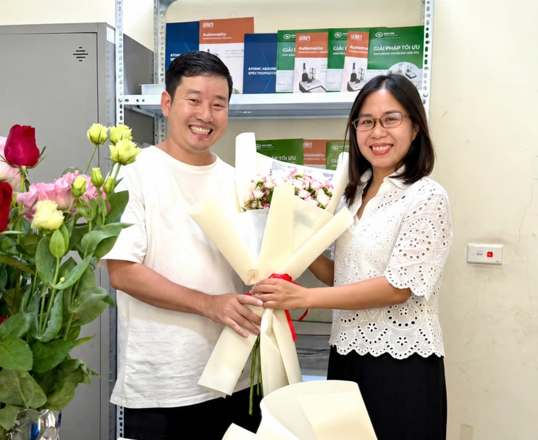 Công ty Thùy Anh tặng hoa nhân Ngày 20/10