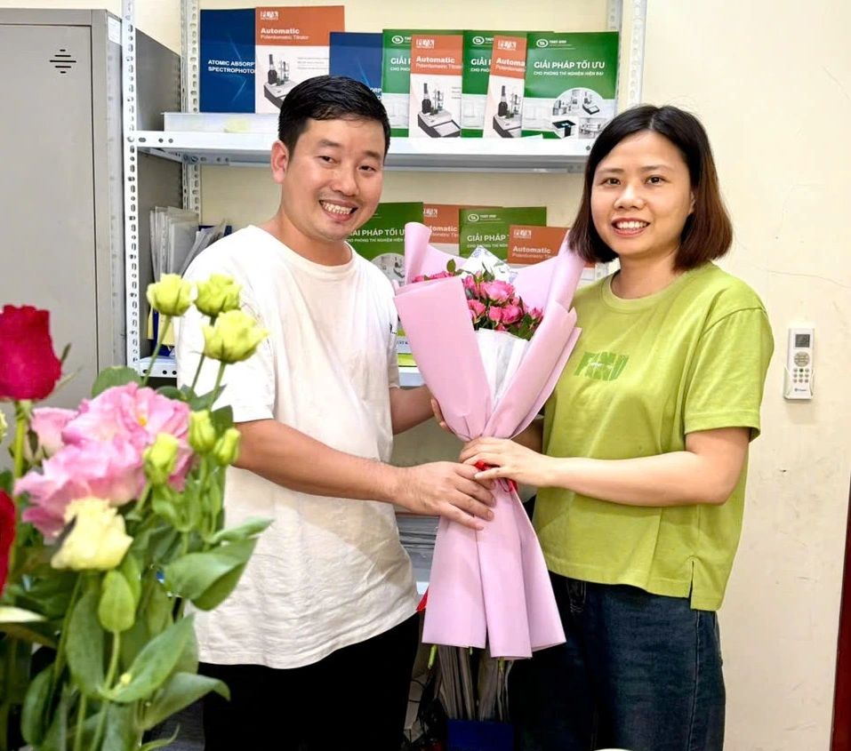 Công ty Thùy Anh tặng hoa nhân Ngày Phụ nữ Việt Nam 20/10